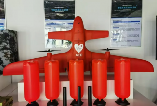 垂直起降固定翼無人機(jī)+AED，實(shí)現(xiàn)地面與空中融為一體的立體急救通道，提升救援效率
